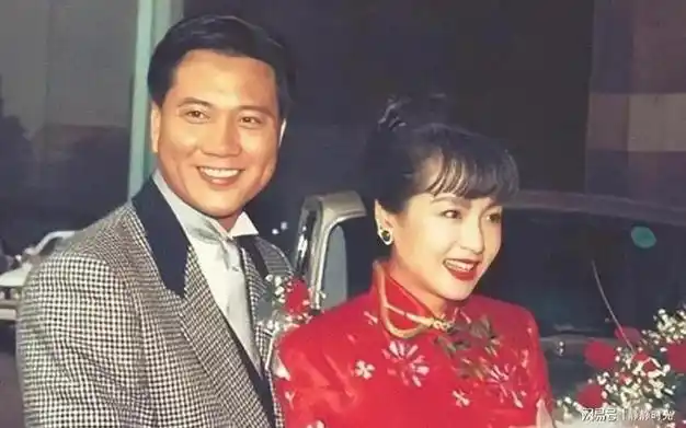 1992年,恬妞与万梓良结婚时的合影,婚礼由邵逸夫主持的