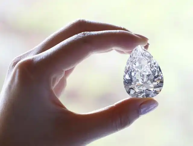 纽约苏富比拍卖行展出2颗超100克拉钻石