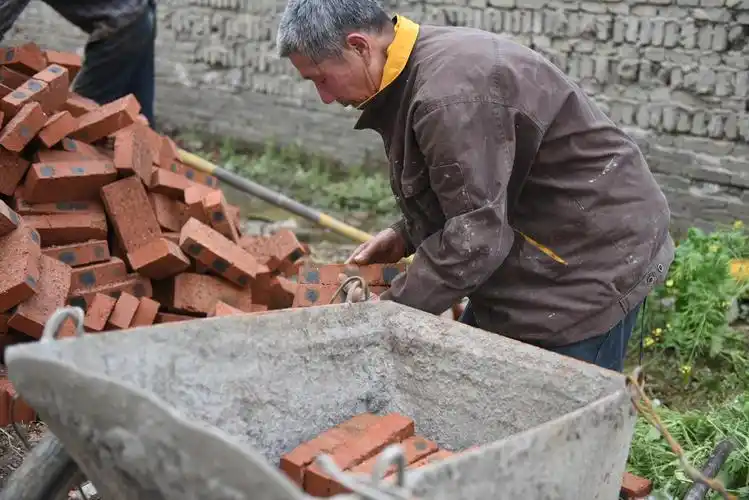 73岁老人每天工地干活只为病床上的儿子早日醒来