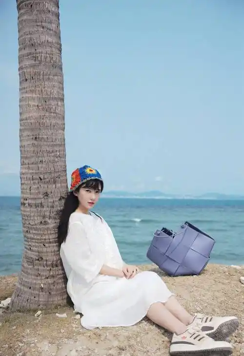 刘萌萌白色连衣裙海边优雅写真_漂亮_网友_演技