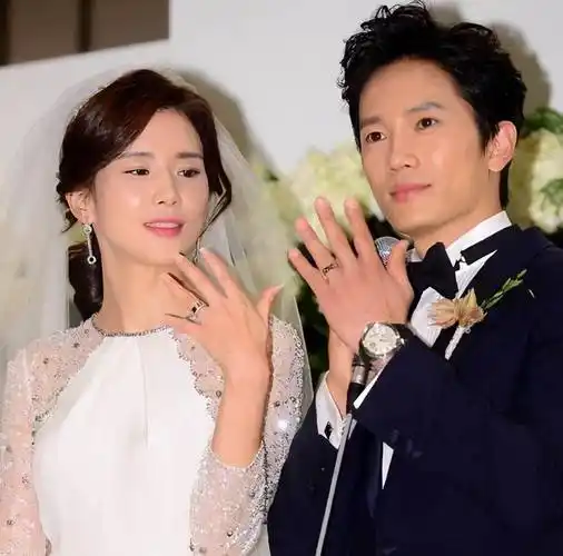 坚决不嫁圈内人的她,与大热男星恋爱7年,如今成圈中最幸福人妻_李宝英