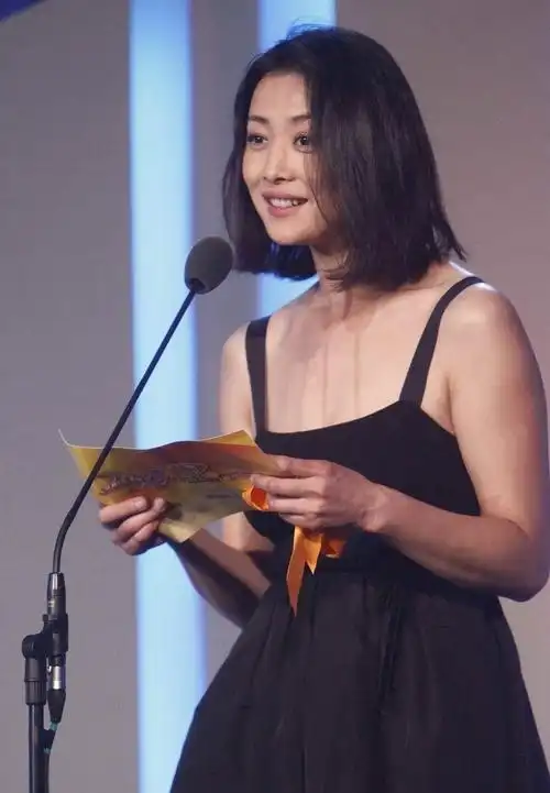 50出头的刘蓓仍然不显老与小14岁的女演员并肩仍然有优势