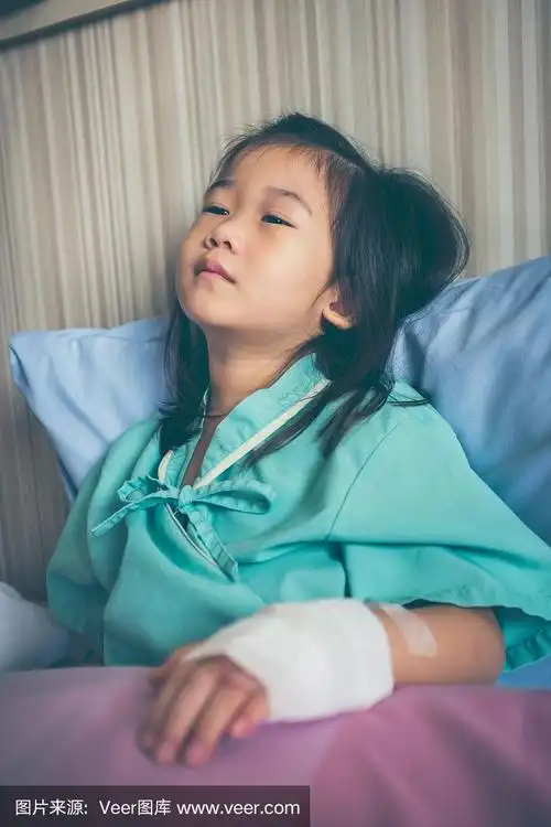 生病的亚细亚儿童入院时手上用生理盐水静脉注射.