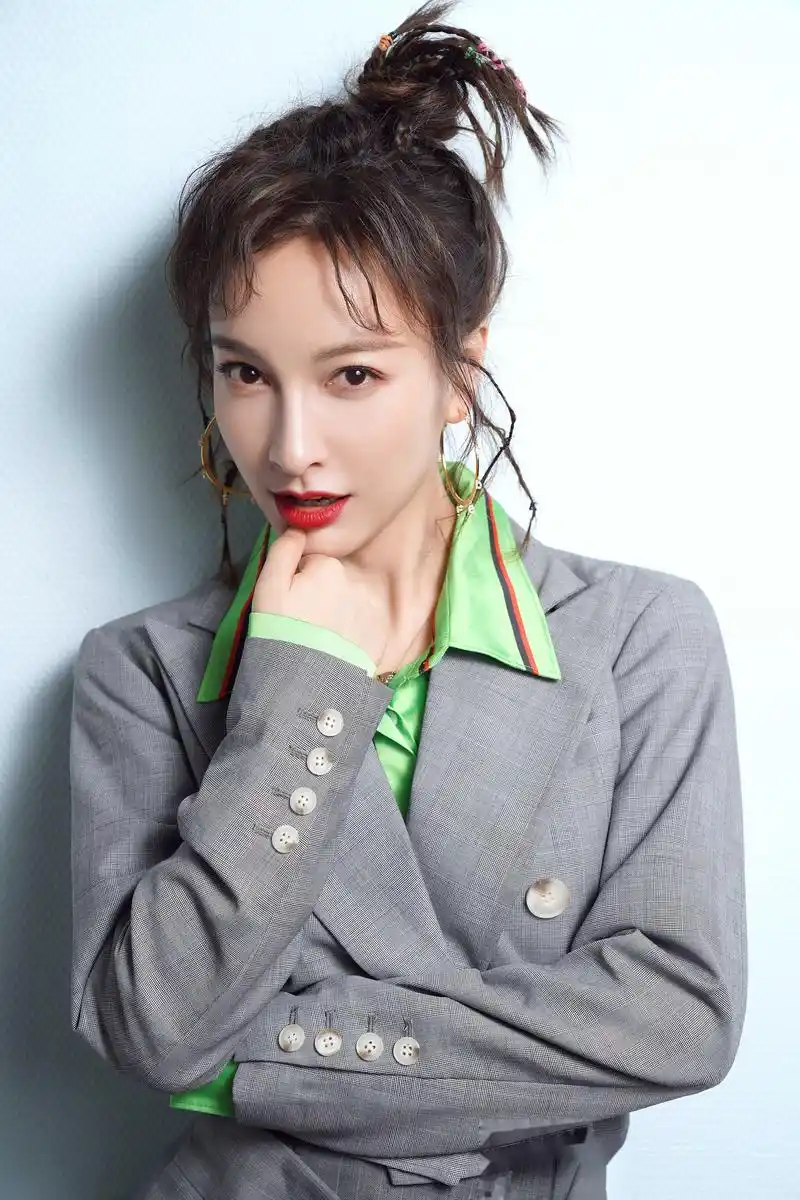 吴昕一身灰色西装套装,搭配亮绿色条纹衬衫,为《脱口秀大会》半决赛的