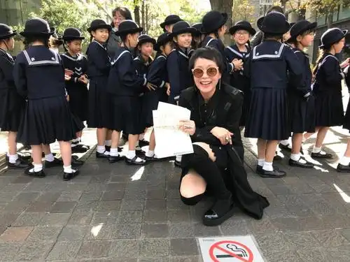 组图:叶童和小学生合影开心比v 和老公日本度假恩爱惬意