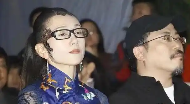 杨丽萍被曝私生活奢靡,入厕洗澡都要男助理伺候,网友当代太后