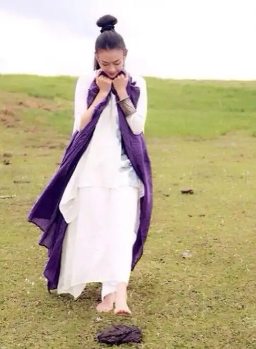 杨丽萍在一望无际的草原上舞蹈精灵般的舞姿令人难忘