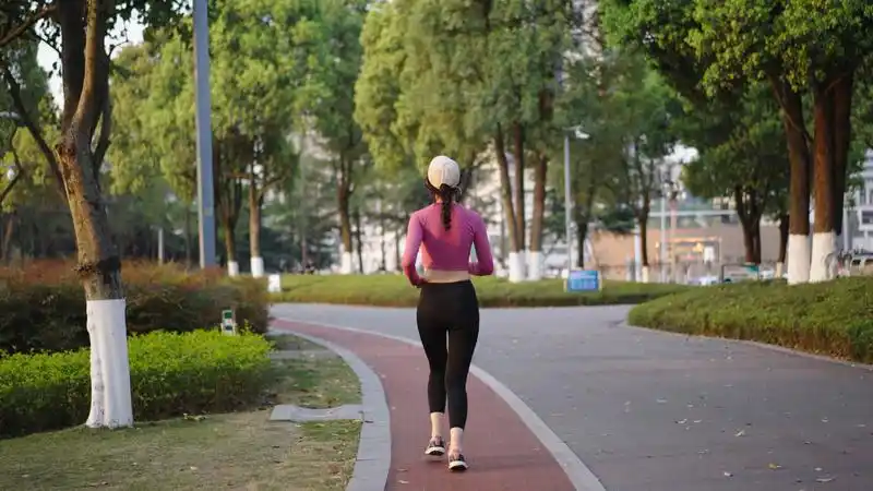 4k升格健身美女在公园中跑步健身背影实拍