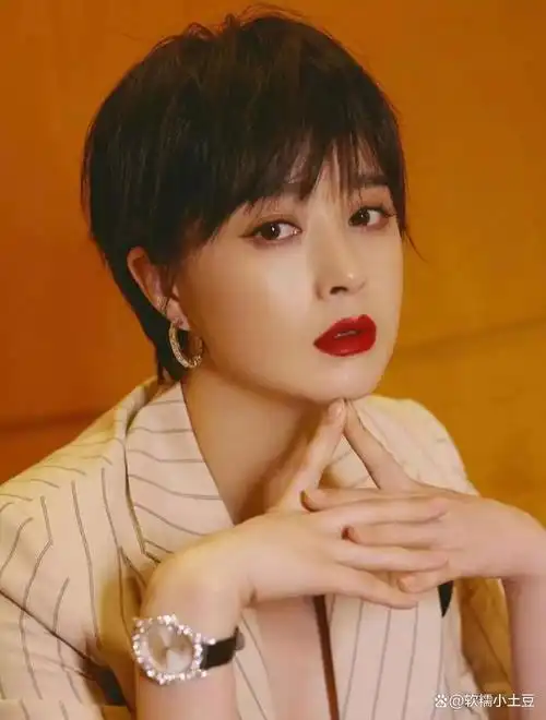 挑选发型的艺术:蒋欣带火的"齐唇发"如何让中年女性更美