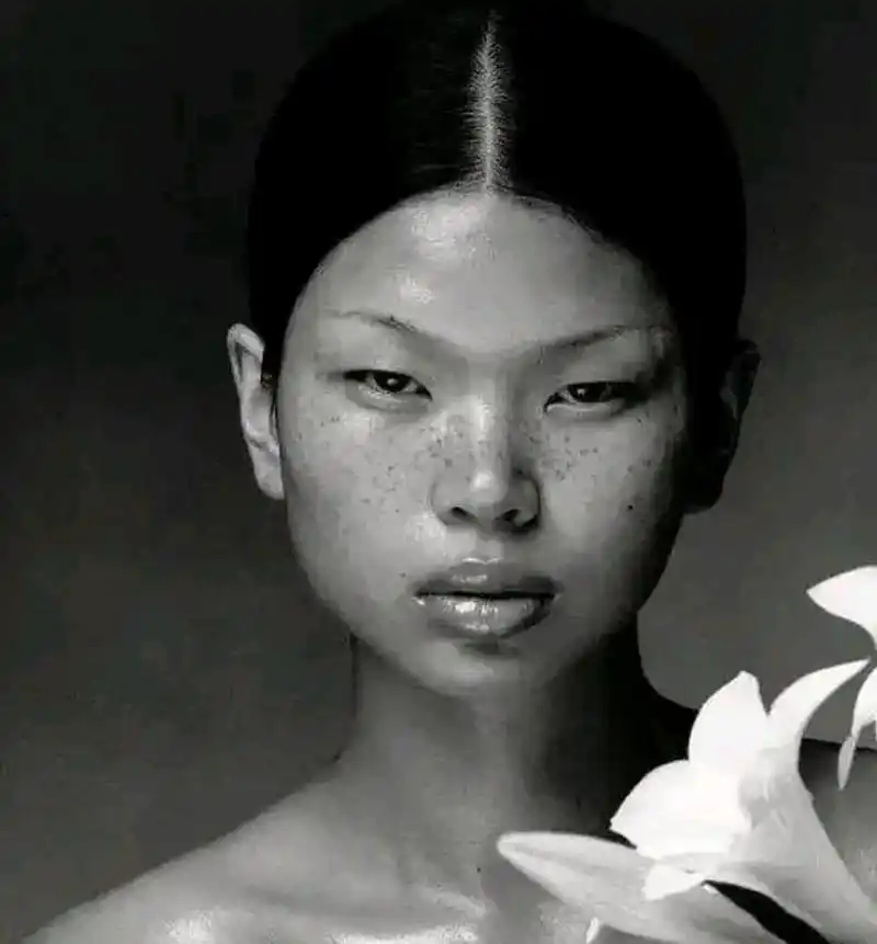 1999年,18岁的吕燕去面试模特,她满脸雀斑,一名男子跟她讲:你真漂亮