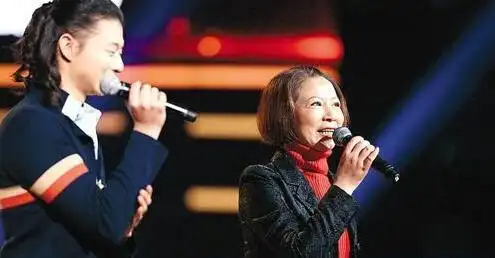 霍尊的妈妈仲小萍个人资料照片及背景 霍尊演唱的歌曲有哪些