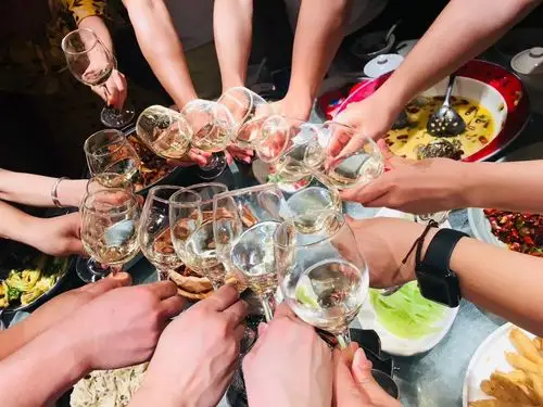 由于普通的高脚杯杯壁很薄,所以碰杯时应该用杯肚进行碰杯.