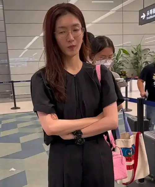 江疏影素颜遭热议,本人自信回应:坦然面对每一瞬间的自己