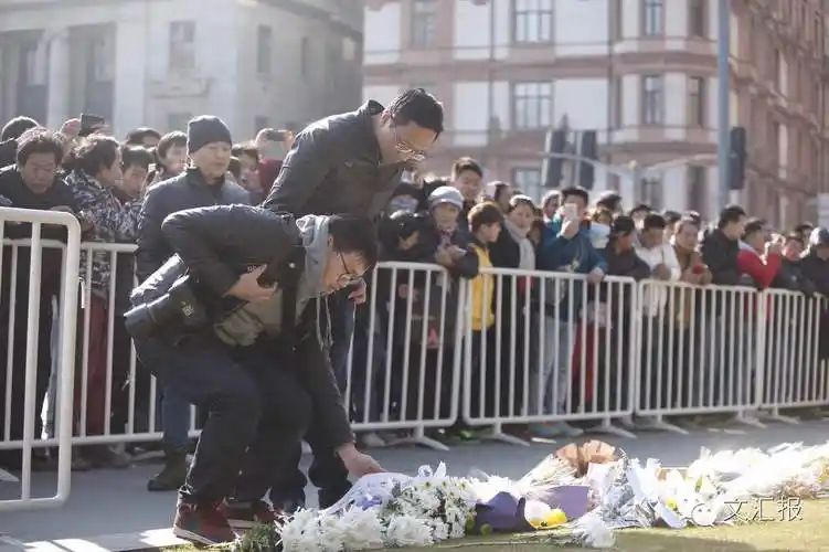 默哀外滩踩踏事件首批32位遇难者名单公布