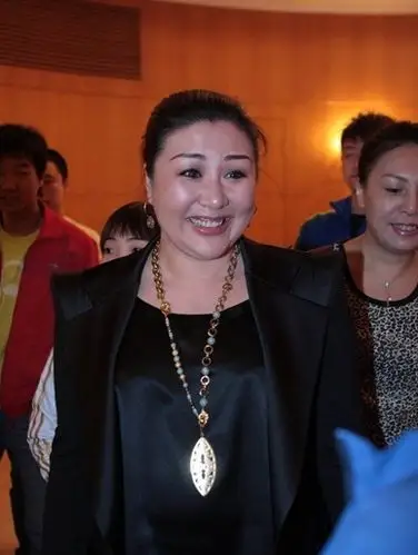 郭德纲妻子王慧现身高峰婚礼现场