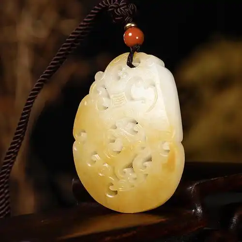 苏州玉雕馆新疆和田玉鸡油黄沁籽龙凤呈祥苏工镂空挂件24克吊坠 w