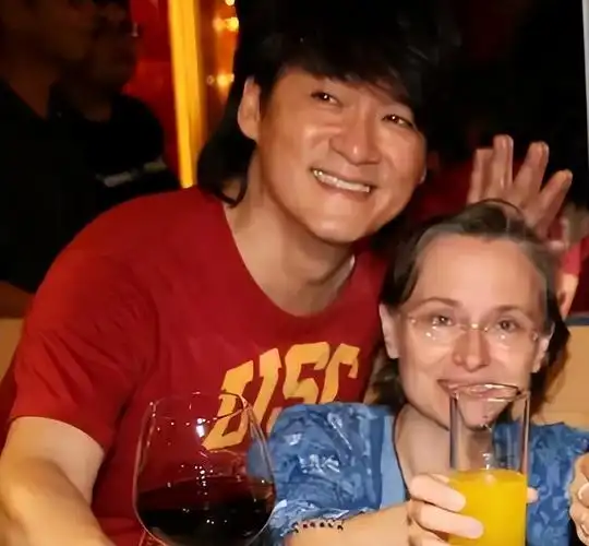 周华健带妻子出游,老婆头发花白稀疏像长辈,男方贴心尽显爱意