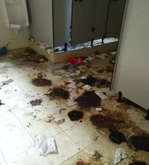 上塘某个公厕居然脏成这样满地的屎