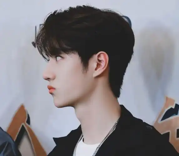 王一博在活动现场被要求卖萌,看到他"嘟嘴"那一刻,我心动了_网易订阅