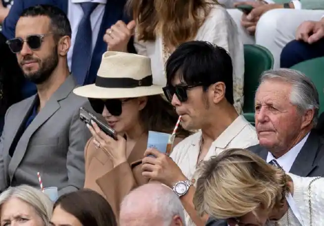 周杰伦和传奇高尔夫球手盖瑞·普莱尔现身男单决赛观战    #温网