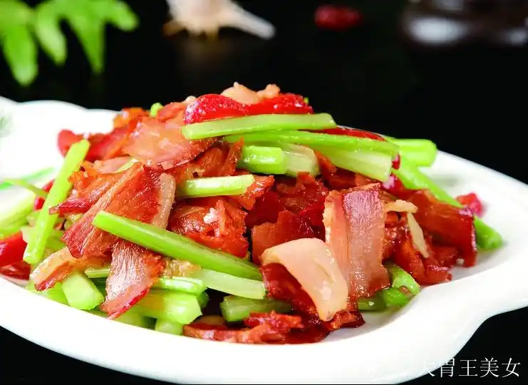 这样做出的芹菜炒腊肉,才是美味一学就会,超简单哦!