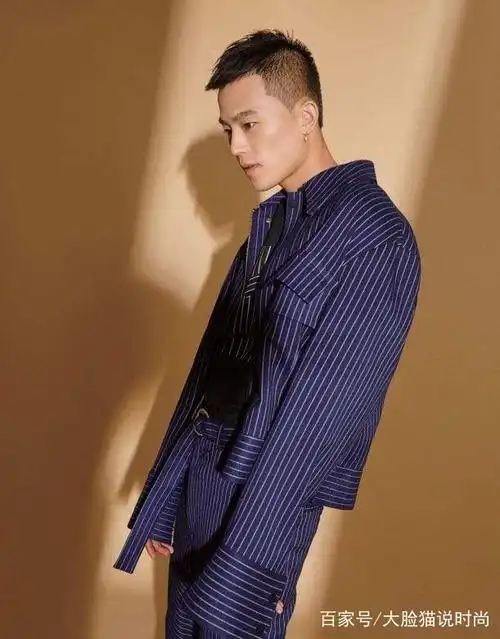 侧脸的欧豪没有很男人,总觉得有点小愤青.