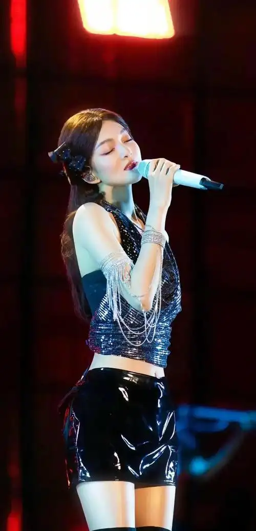 张韶涵,演唱会造型也穿马油袜|华语歌手|华语音乐_网易订阅