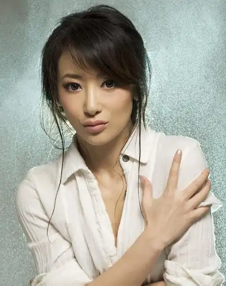 国民岳父韩寒成名后酷爱上网聊天,但凡有空就会泡在网上,而为了不暴露