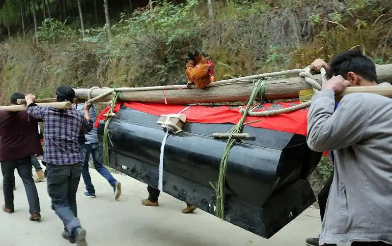 农村出殡习俗中,为何抬棺不能落地?