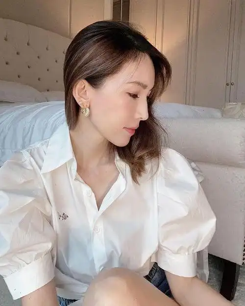 陈若仪37岁身材真好,穿短裤秀出大长腿,童趣上衣减龄可爱