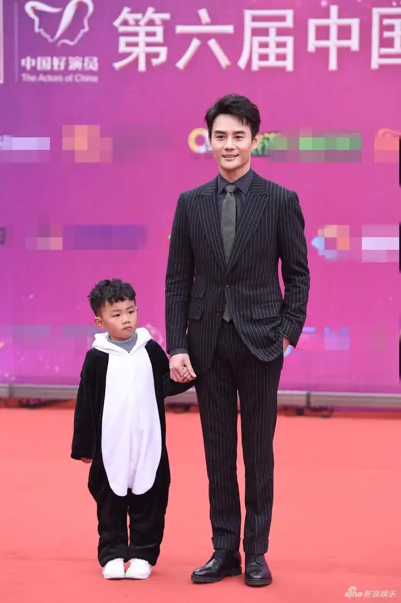 组图:明家姐弟同框!王凯条纹西装帅气刘敏涛斜肩裙身材好