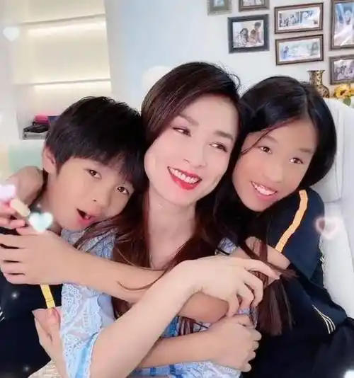 张庭女儿被称最丑星二代,儿子专挑优点遗传,才8岁已经成帅哥_孩子