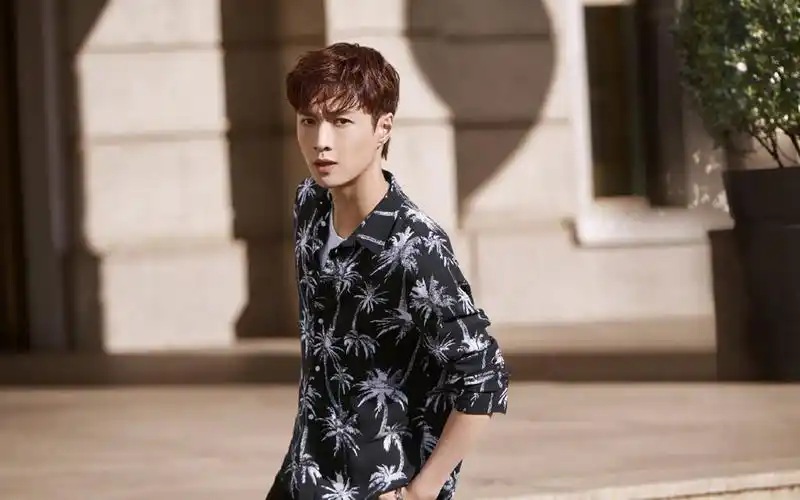 张艺兴帅气有型写真桌面壁纸