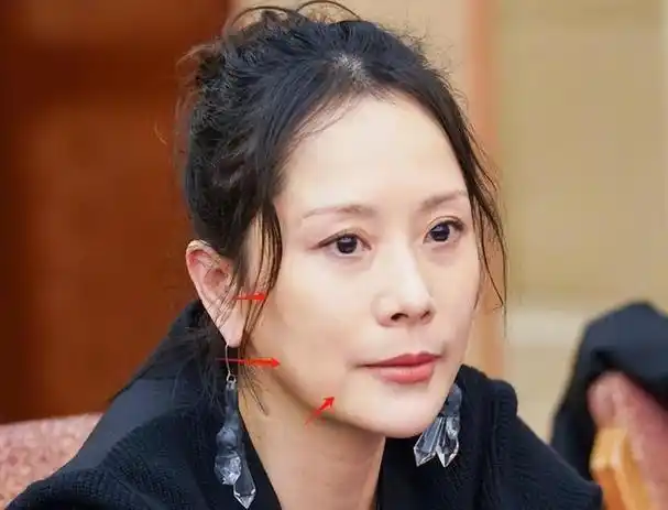 海清回安徽老家祭祖素颜和亲友团聚显老瘦脱相大合照引热议