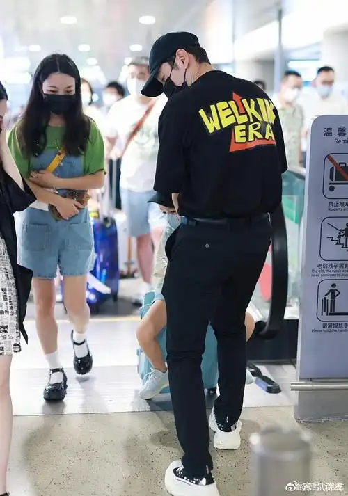 黄晓明带儿子现身机场,小海绵可爱满分,曾还被质疑没时间陪孩子