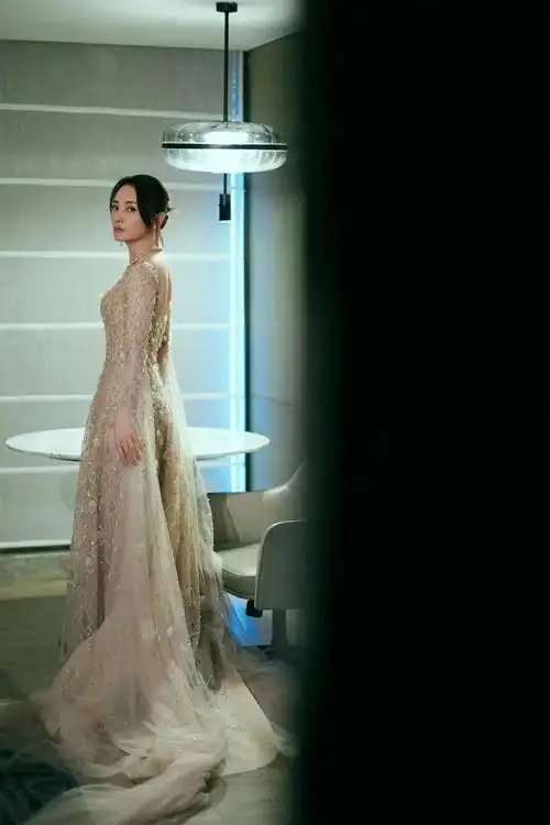 蒋勤勤穿梦幻纱裙,优雅诠释"逆龄"时尚美学