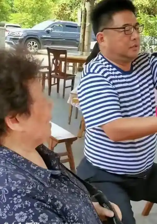 许敏的姑姑遗传了父亲许传祯的才华,也是一位大学教授,如今在武汉的一