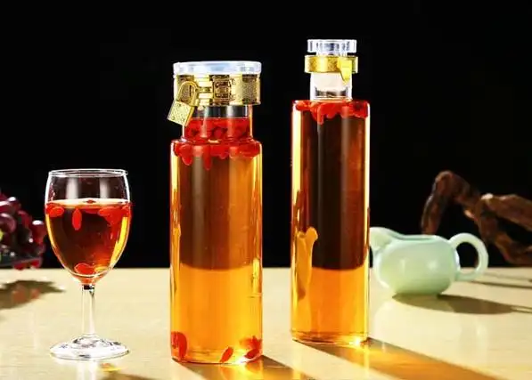 p>枸杞泡酒是用枸杞子200克加酒泡制而成,具有益气健胃,补肾强精