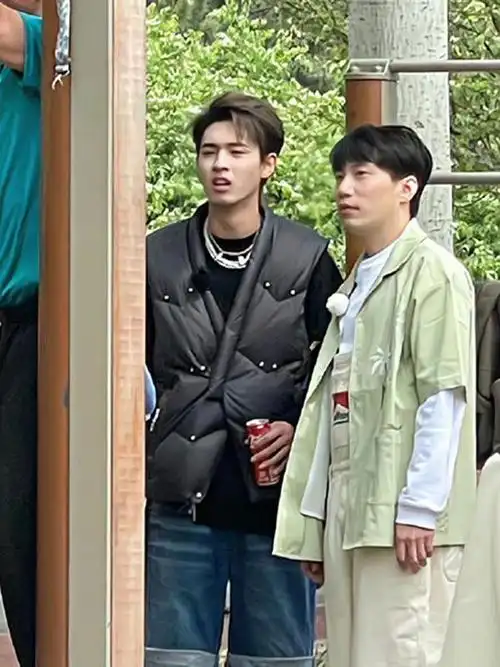 秦霄贤,何九华录制新综艺,看到二人同框,网友:老秦支棱起来了