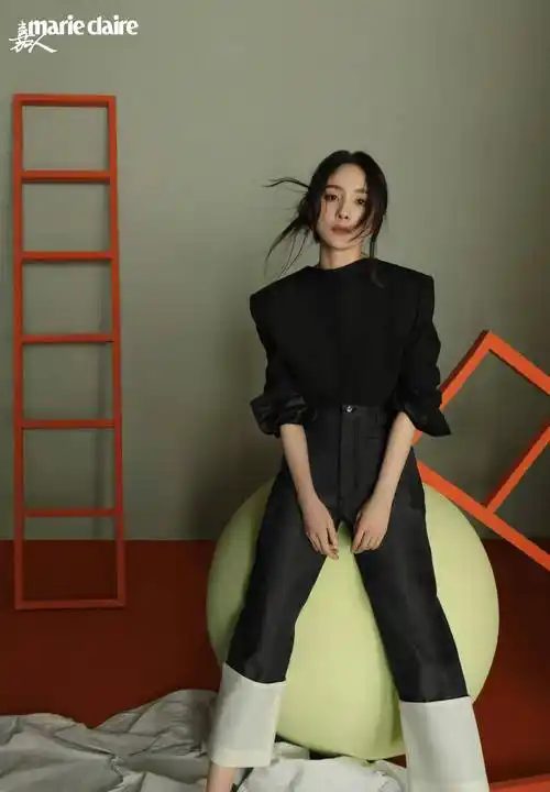 杨幂登《嘉人》11月封面,四套高定大秀香肩美腿,太高级了_黑色_时尚