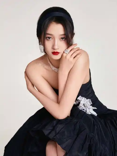 并且黑色自带修身显瘦效果,微胖女生也可以入手颜色,关晓彤这款黑色