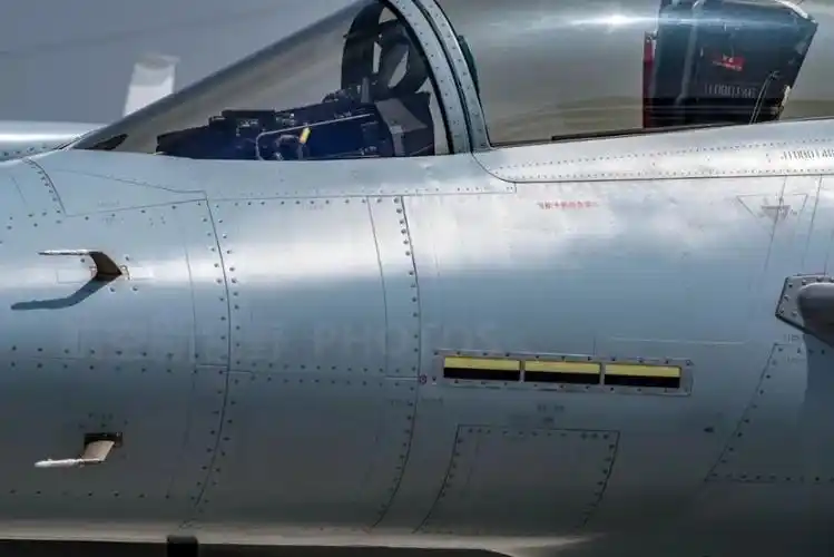 铆钉外露绝非粗制滥造,曾经国产明星战斗机,空中美男子实至名归