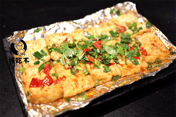 锡纸豆腐 老豆腐先煎后烤,表皮 厚实口感 结实,豆腐内部 滑嫩细腻