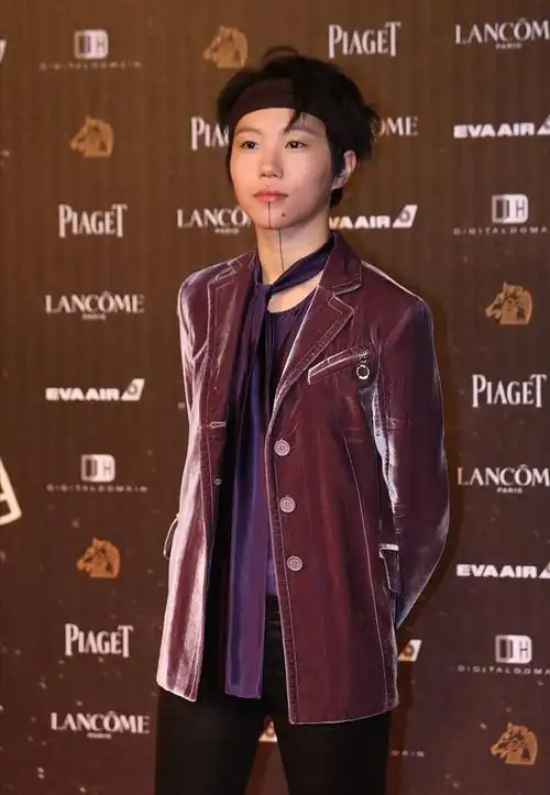 窦靖童是名副其实的酷女孩,穿衣打扮有自己的个性,不惧旁人眼光