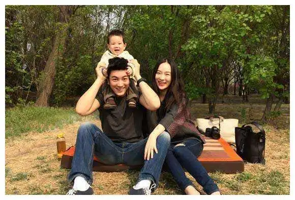 杜江一家三口的生活已十分美满,但也有从不少细节能发现其实是"一家四