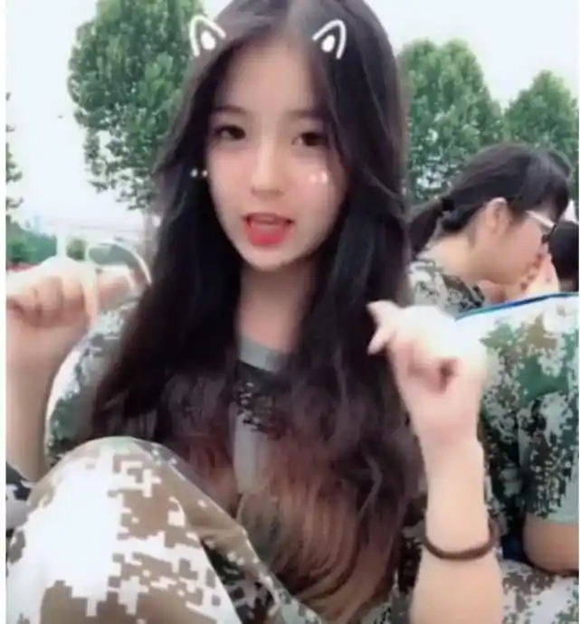 抖音军训女校花自拍火了,身后却抢镜了风头,网友:此女神助攻