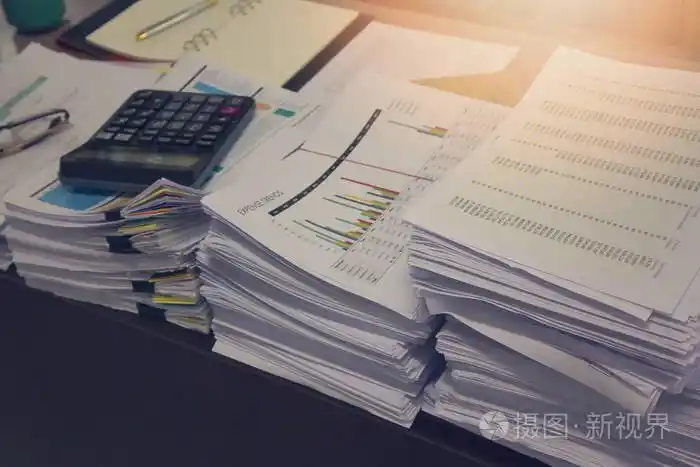 经营理念, 未完成的文件在办公室桌上,堆堆的商务用纸照片-正版商用