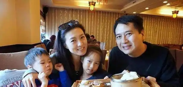 她是亚姐季军,被命理师预言婚姻稳定,丈夫6间铺低调肯干还专一