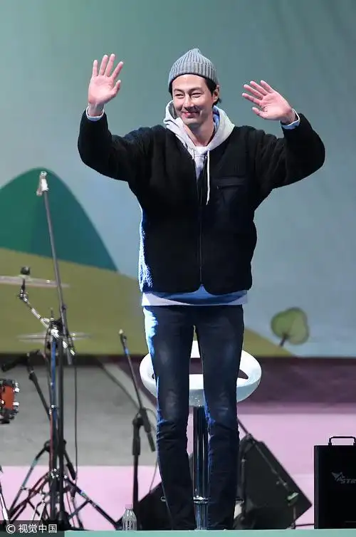 赵寅成戴毛线帽扮嫩秀无敌大长腿 对90后撒鸡汤:直面自己享受现在