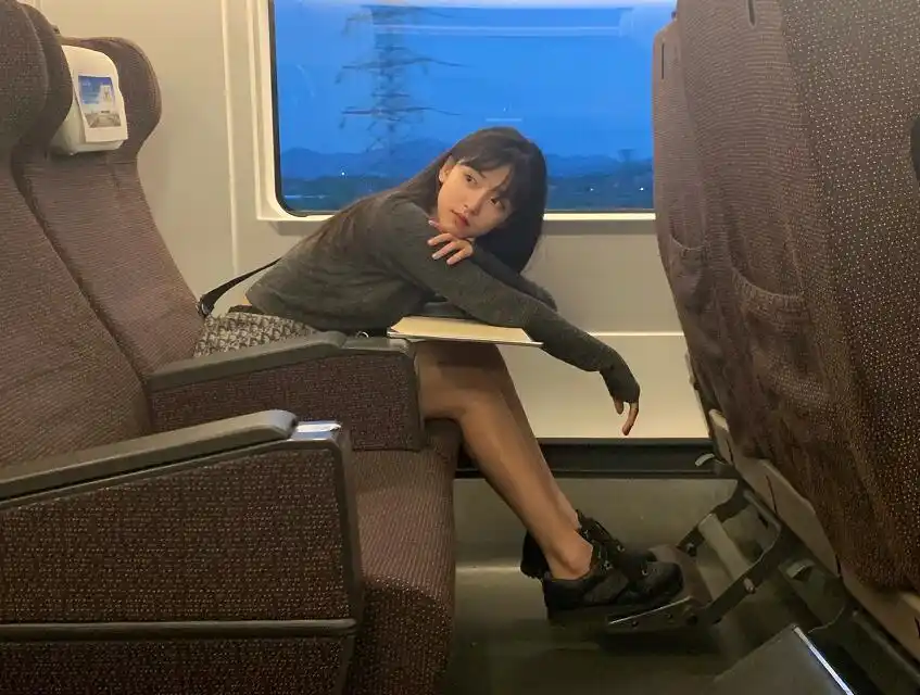 半藏森林晒最新茶艺照,戒指无意暴露感情状态,正在热恋中?